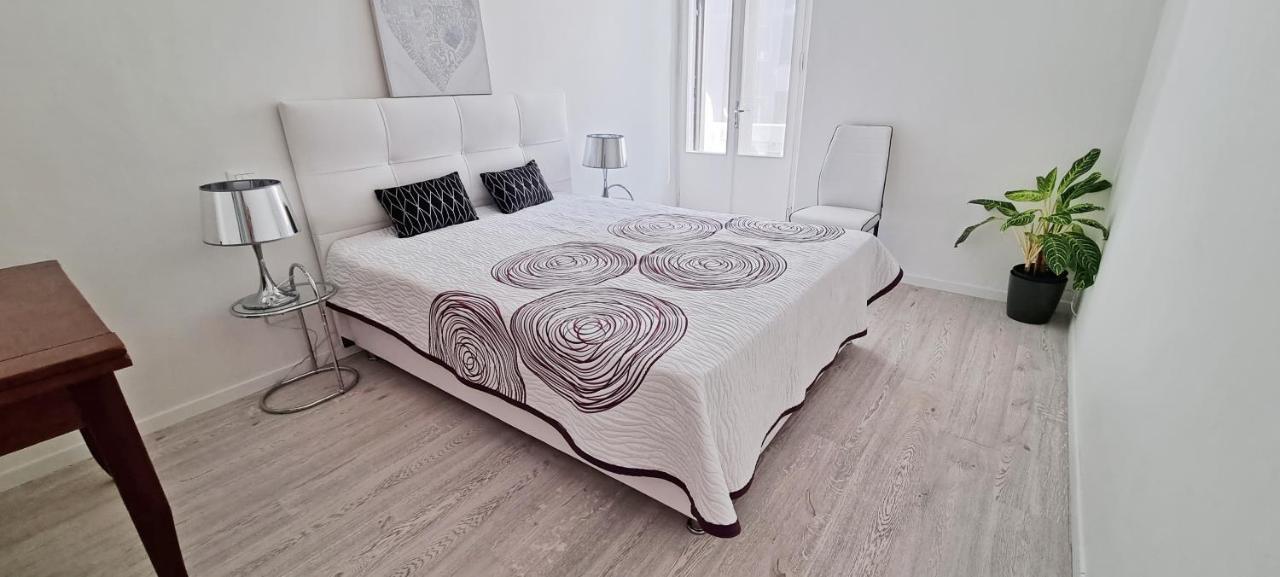 Casa Bianca - 2 Bedroom Design Apartment Trieste Bagian luar foto