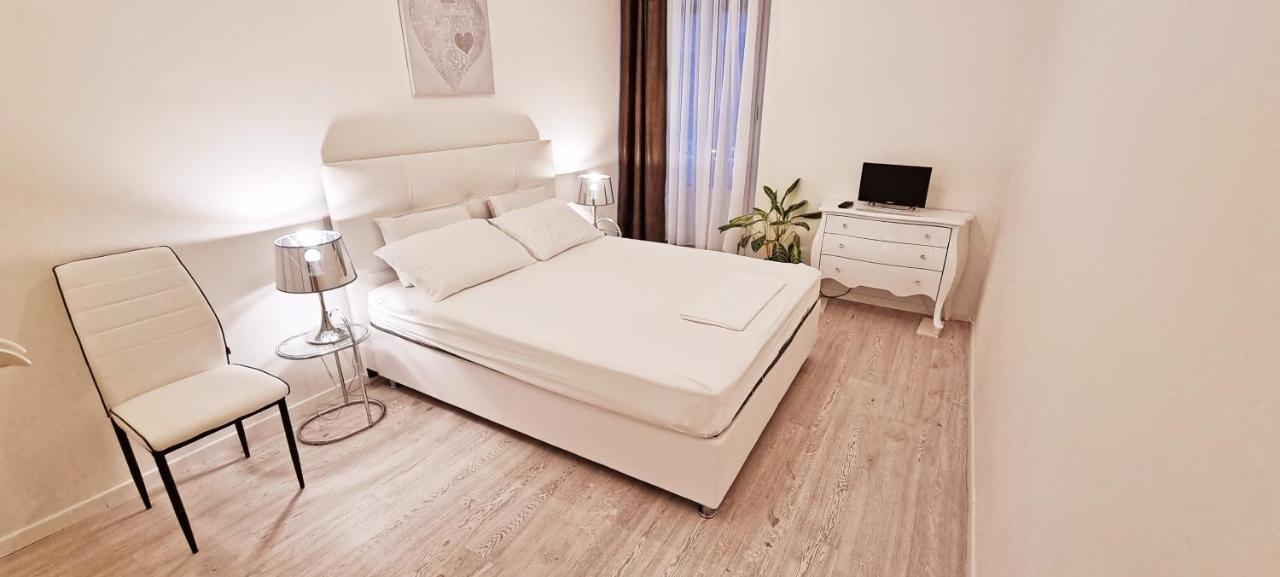 Casa Bianca - 2 Bedroom Design Apartment Trieste Bagian luar foto