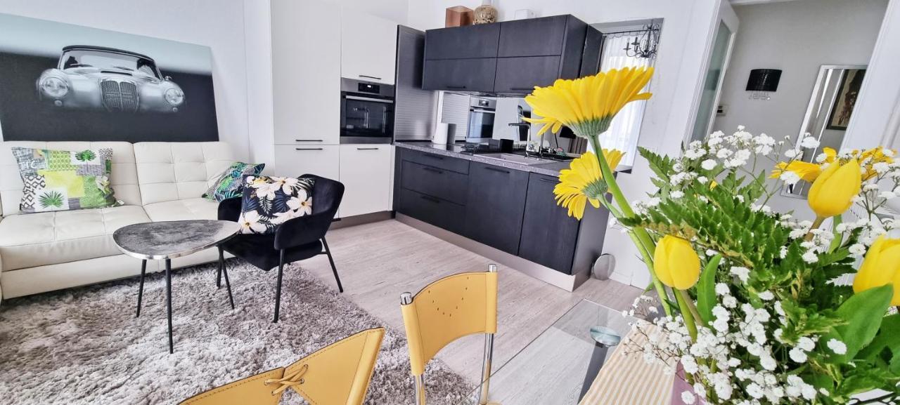 Casa Bianca - 2 Bedroom Design Apartment Trieste Bagian luar foto